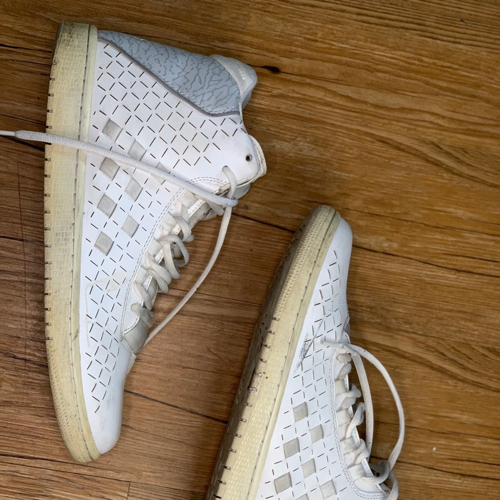 White Nike retro Jordan’s